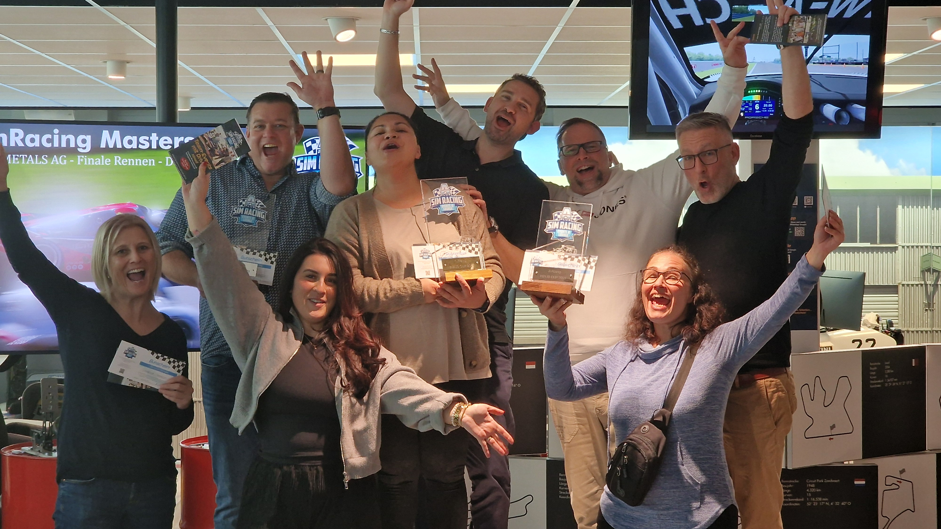 Begeisterte Gruppe bei einem APlus SimRacing Kunden-Event
