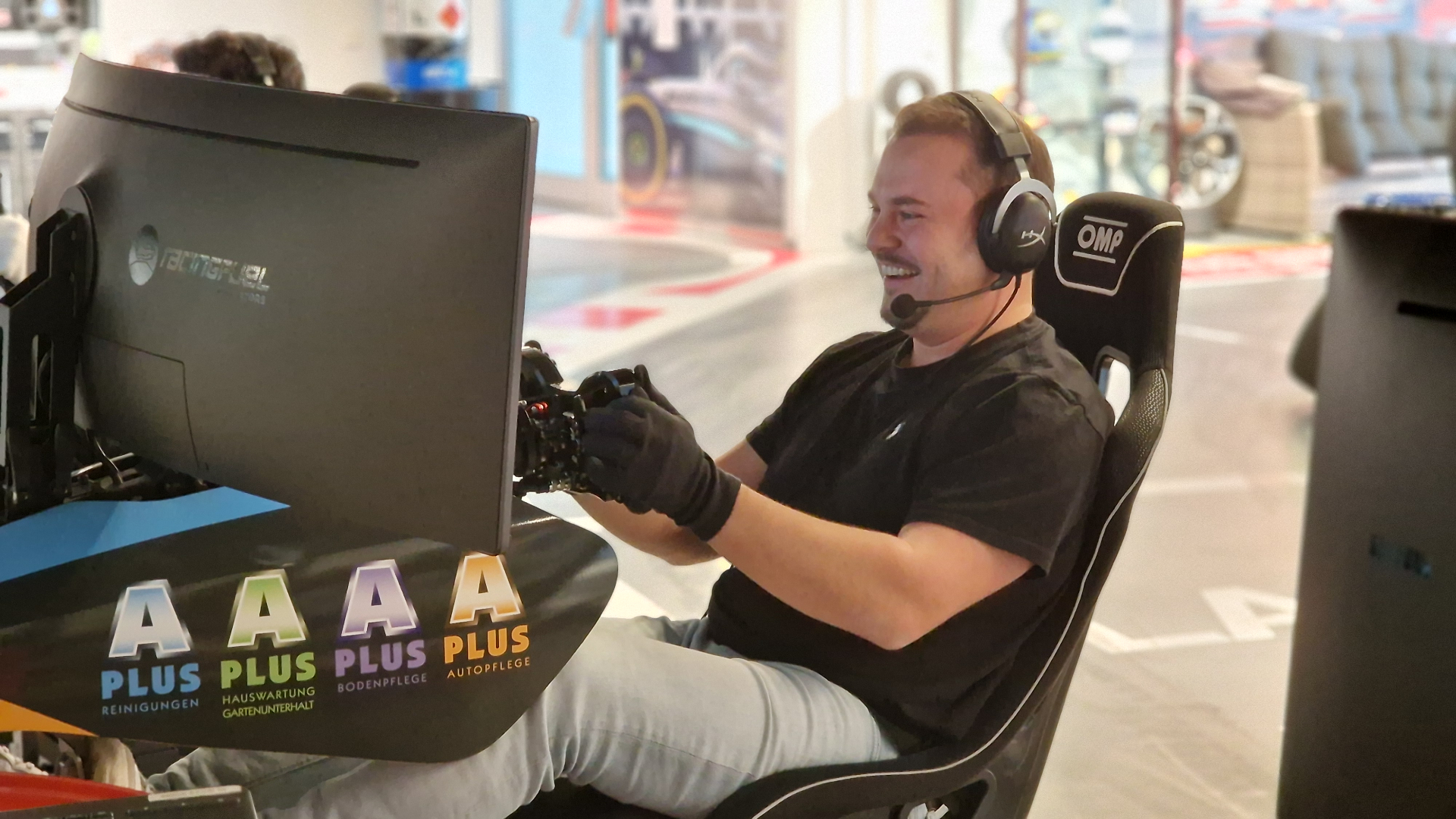 Fahrer im APlus SimRacing Cockpit