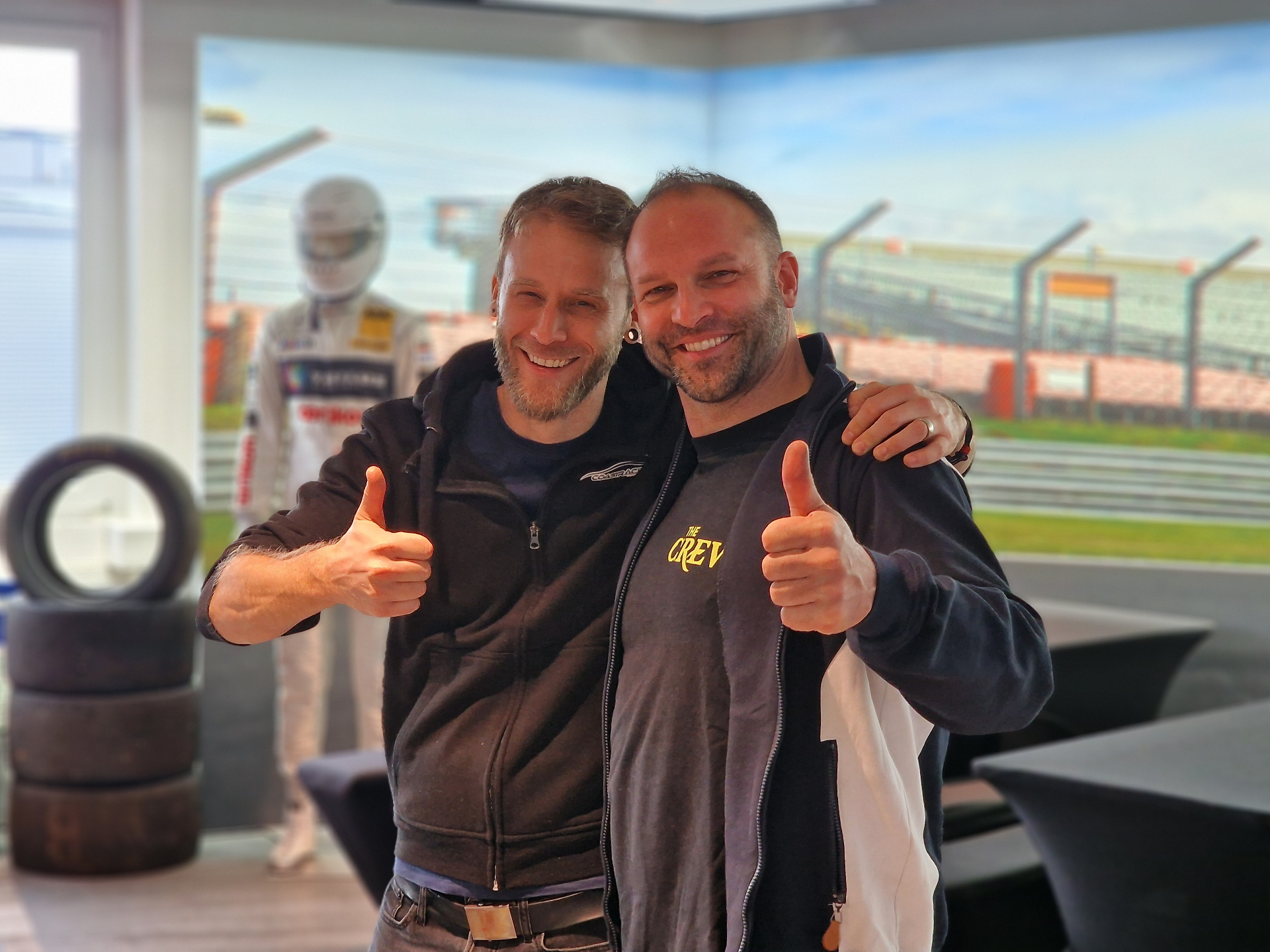 Begeisterte Gäste in der APlus SimRacing Lounge