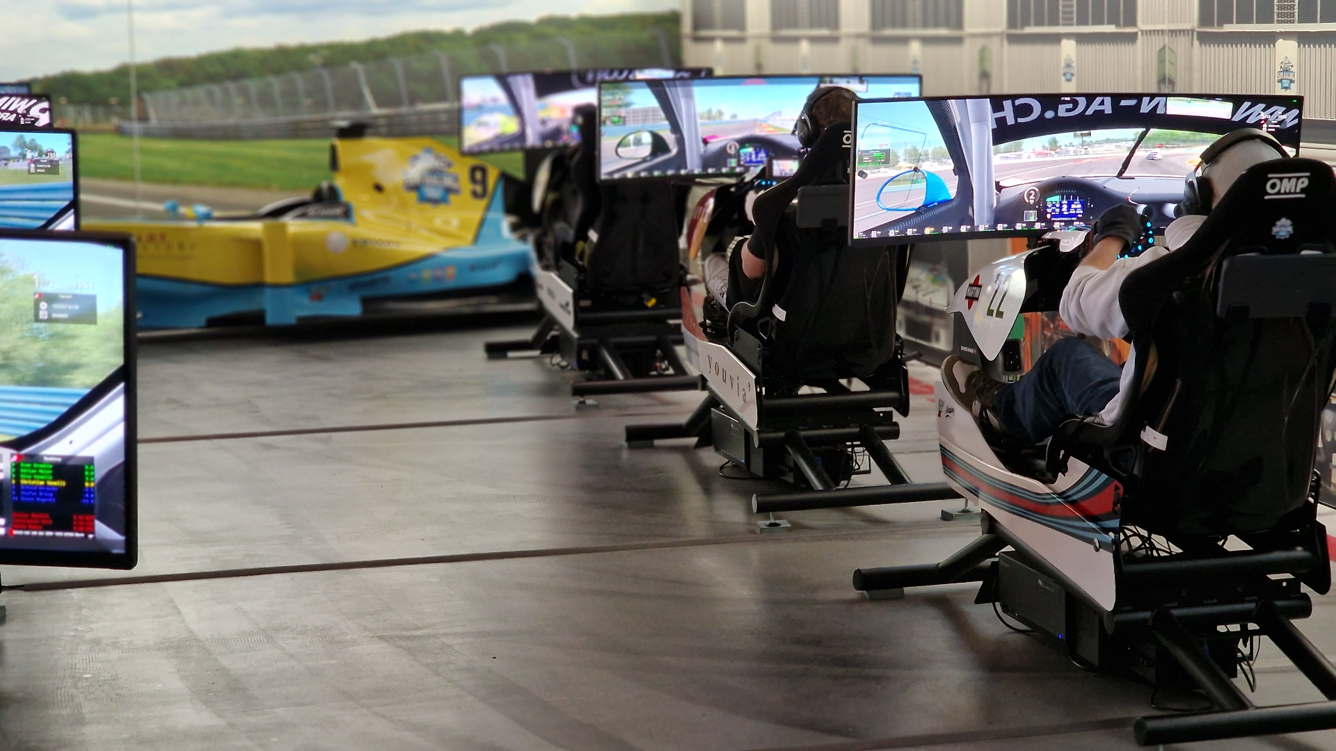 Reihe von Profi-Simulatoren in der APlus SimRacing Lounge